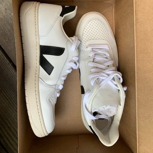 Veja V-10 white with black (BRAND NEW, NEVER WORN)